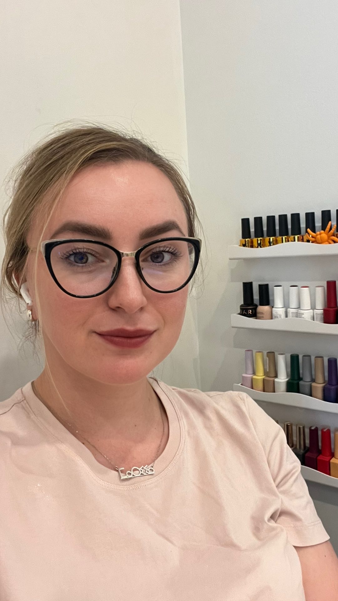 Mariia — technicienne en ongles et sourcils